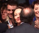 François Hollande remercie ses soutiens et embrasse sur la joue Ségolène Royal, à Paris, le 22 octobre 2011.