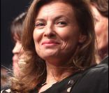 Valérie Trierweilver ne manque pas une seconde du discours d'investiture de son compagnon François Hollande, à Paris, le 22 octobre 2011.
