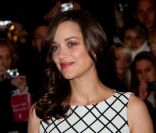 Marion Cotillard : Un regard de velours et toujours une belle bague au doigt