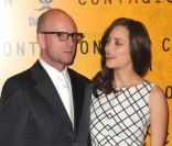 Marion Cotillard et Steven Soderbergh lors de l'avant-première à Paris du film Contagion le 23 octobre 2011