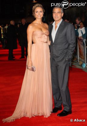 Stacy Keibler pose avec George Clooney sur le tapis rouge du film The Descendants à Londres le 22 octobre 2011