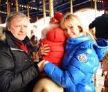 Renaud et Romane Serda, pause tendresse à Eurodisney avec leur petit Malone, le 12 février 2009.