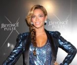 Total look métallisé pour Beyoncé qui adopte une nouvelle fois une robe trop courte !<br />