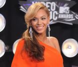Dans cette robe orange époustouflante, Beyoncé a brillé le 29 août 2011 lors de l\'annonce de sa grossesse. Depuis, c\'est la dégringolade<br />