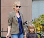 Michelle Williams et sa fille Matilda à New York en septembre 2009<br />