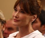 Carla Bruni-Sarkozy le 7 décembre 2010<br />