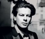 Benjamin Biolay incarne le dandy Balthazar pour Le Bon Marché Rive Gauche.<br />