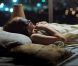 Emily Browning dans un lit de Sleeping beauty.