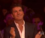 Simon Cowell, très fier de sa protégée Rachel Crow lors de son premier prime dans<em> X Factor</em> aux Etats-Unis, le 25 octobre 2011.
