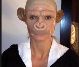 Heidi s'est prise en photo pendant les phases de transformation en singe !! Elle a posé le masque 