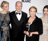 Julie Andrews a eu le plaisir d'être récompensée en présence du prince Albert et de la princesse Charlene de Monaco, ainsi que d'Anne Hathaway, une des intervenantes des Princess Grace Awards de la Princess Grace Foundation-USA, à New York mardi 1er novembre 2011.