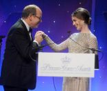 Le prince Albert et Anne Hathaway à New York mardi 1er novembre 2011 pour la remise des Princess Grace Awards de la Princess Grace Foundation-USA.