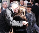 Jean-Marie Bigard et France, la fille de Robert Lamoureux lors des obsèques de Robert Lamoureux en l'église Notre-Dame de Boulogne-Billancourt le 4 novembre 2011