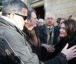 Sa fille France et Jean-Marie Bigard aux obséques de Robert Lamoureux, Daniel Russo est aussi présent. 