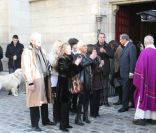 Sa fille France, son autre fille, des proches aux obséques de Robert Lamoureux. Son cercueil a été longuement applaudi à la sortie de l'égise. 