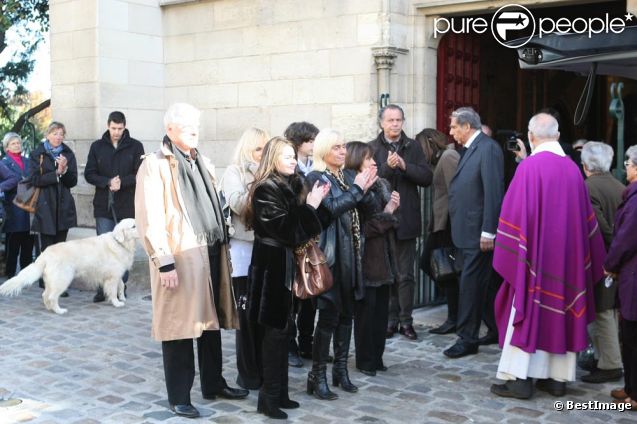 Sa fille France, son autre fille, des proches aux obséques de Robert Lamoureux. Son cercueil a été longuement applaudi à la sortie de l'égise. 