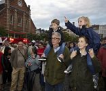 Le prince Laurent, sa femme la princesse Claire et leurs trois enfants ont passé la Fête nationale belge à l'écart de la famille royale, le 21 juillet 2011. Le 15 novembre, ils réintègreront la famille royale pour la Fête du roi...