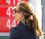 Julia Roberts se rend dans une station service, le lundi 31 octobre à Los Angeles.