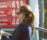 Julia Roberts a un souci avec sa carte bleue alors qu\'elle se rend à la station service, le lundi 31 octobre à Los Angeles.