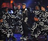 Justin Bieber -  Never say never  et  Mistletoe , live aux MTV Europe Music awards, à Belfast, le 8 novembre 2011.
