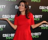 Karima Charni, tellement glamour, semble plutôt dire 'faites l'amour, pas la guerre' ! Dans les rangs de ses recrues people, Activision comptait quelques bombes pour rendre le lancement de  Call of Duty: Modern Warfare 3  encore plus explosif, lundi 7 novembre 2011 au Palais de Chaillot !