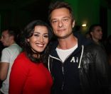 Karima Charni pose avec David Hallyday, gagnant du concours VIP. Dans les rangs de ses recrues people, Activision comptait quelques bombes pour rendre le lancement de <em>Call of Duty: Modern Warfare 3</em> encore plus explosif, lundi 7 novembre 2011