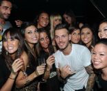 M. Pokora entouré de ses fans au Métropolis à Rungis le 5 novembre 2011 après son concert  