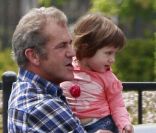 Mel Gibson et sa fille Lucia à Los Angeles, le 18 juin 2011.