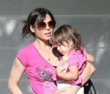 Oksana Grigorieva et sa fille Lucia à Los Angeles, le 18 août 2011.