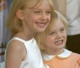 Elle Fanning et sa soeur Dakota en 2003 <br />