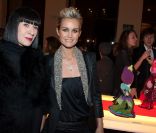 Chantal Thomass et Laeticia Hallyday lors de la soirée Frimousses des créateurs au Petit Palais le 29 novembre 2010