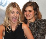Mélanie Laurent et Marie Denarnaud lors de la présentation du film Les Adoptés, à Paris, le 14 novembre 2011.