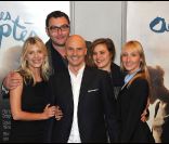 Mélanie Laurent, Bruno Levy, Denis Menochet, Audrey Lamy et Marie Denarnaud lors de la présentation du film Les Adoptés, à Paris, le 14 novembre 2011.
