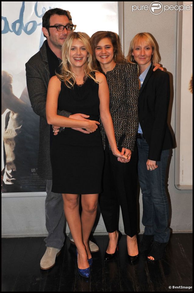 Mélanie Laurent, entourée de Denis Ménochet, Marie Denarnaud et Audrey Lamy lors de la présentation du film Les Adoptés, à Paris, le 14 novembre 2011.