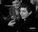 Reportage de la télévision polonaise sur l'annulation du concert de Paul Anka. Le chanteur, alors âgé de 22 ans, monte sur la scène de la Sala Kongresowa à Varsovie pour annoncer sa décision au public, le 22 novembre 1963.