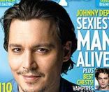 Johnny Depp élu par deux fois Homme le plus sexy par le magazine <em>People</em>, en 2003 (gauche) et 2009 (droite) !