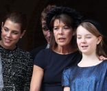 Caroline de Monaco et ses filles Charlotte et Alexandra au balcon du Palais le 19 novembre 2011