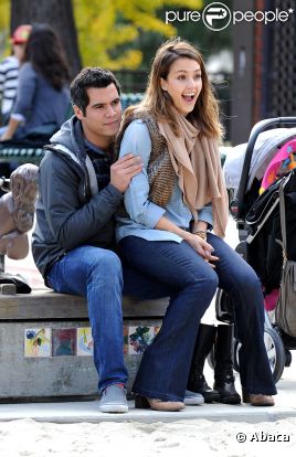 Jessica Alba au square avec son mari Cash Warren, et ses deux filles, Honor et Haven, le 19 novembre à Los Angeles.