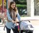Jessica Alba au square avec son mari Cash Warren, et ses deux filles, Honor et Haven, le 19 novembre à Los Angeles.