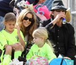 Charlie Sheen, Denise Richards et leur fille Lola soutiennent l'aînée Sam lors de son match de football, à Calabasas, le 19 novembre 2011. À la pause, la petite vient partager un encas avec ses parents.  