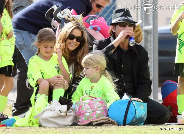 Charlie Sheen, Denise Richards et leur fille Lola soutiennent l'aînée Sam lors de son match de football, à Calabasas, le 19 novembre 2011. À la pause, la petite vient partager un encas avec ses parents.  