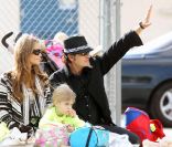 Charlie Sheen, Denise Richards et leur fille Lola soutiennent l'aînée Sam lors de son match de football, à Calabasas, le 19 novembre 2011.