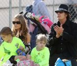 Charlie Sheen, Denise Richards et leur fille Lola soutiennent l'aînée Sam lors de son match de football, à Calabasas, le 19 novembre 2011. Dans la poussette, Eloise Joni, la fille adoptive de Richards.  