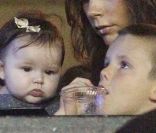 Harper Seven Beckham, aux premières loges pour voir papa soulever la coupe du champion des Etats-Unis. Los Angeles, le 20 novembre 2011.<br />