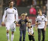 David Beckham et ses trois fils Romeo, Cruz et Brooklyn, sur la pelouse du Home Depot Center à Los Angeles, le 16 octobre 2011.<br />
