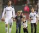 David Beckham et ses trois fils Romeo, Cruz et Brooklyn, sur la pelouse du Home Depot Center à Los Angeles, le 16 octobre 2011. 