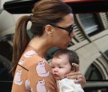 Harper Seven et sa maman Victoria Beckham, en virée shopping à New York, le 16 septembre 2011.<br />