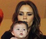 Harper Seven et Victoria Beckham, dans les tribunes du Home Depot Center de Los Angeles, le 3 novembre 2011.<br />