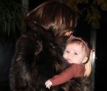 La dernière de la famille Beckham, Harper Seven, dans les bras en fourrure de sa mère Victoria à New York, le 16 novembre 2011.<br />