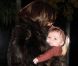La dernière de la famille Beckham, Harper Seven, dans les bras en fourrure de sa mère Victoria à New York, le 16 novembre 2011. 